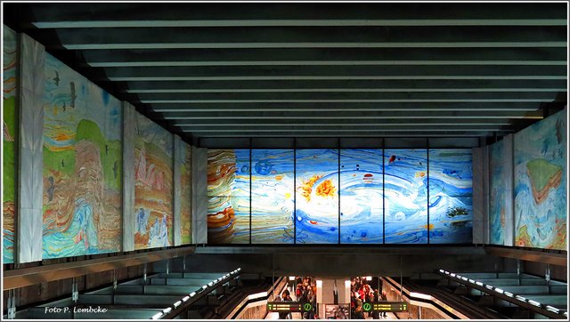 Die Station Volkstheater der U 3 wurde von Anton Lehmden künstlerisch mit einem Glasfries ausgestaltet.