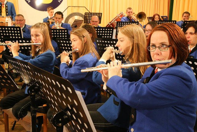 Obfrau Mag. Romana Hochfellner-Forster und ihre Querflöten-Mädls im Einsatz beim Neujahrswunschkonzert.