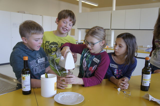 Patrick Tischleritsch, Luca Wettstein, Kerstin Müller und Katrin Klein in der Kräuterküche. | Foto: VS Kautzen