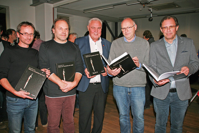 v.l.n.re.: Thomas Lindtner, Stadtarchäologe Alexander Zanesco, StR Johann Tusch, Walter Hauser (Bundesdenkmalamt) und Verleger Walter Garber