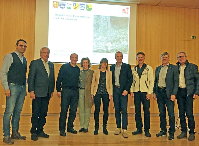 Die politischen Vertreter der Region:  Christoph Walser (Thaur), Peter Hanser (Mils), Arno Guggenbichler (Absam), Eva Posch (Hall), Heidi Profeta (Gnadenwald), Thomas Oberbeirsteiner (Wattens), Romed Giner (Rum), Josef Schindl (Baumkirchen) und Josef Gahr (Fritzens). | Foto: PV Hall und Umgebung