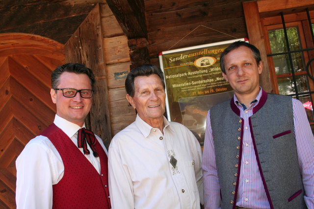 Im Archiv-Foto vom Fest zur Saisoneröffnung im Felberturmmuseum 2017: Obmann a. D. Walter Reifmüller mit Thomas Ellmauer von der Liedertafel Mittersill (li.) und mit Manfred Pongruber, Obmann der Bürgermusik Mittersill (re.).