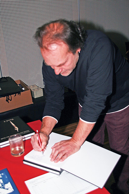 Alexander Zanesco signierte seine Bücher
