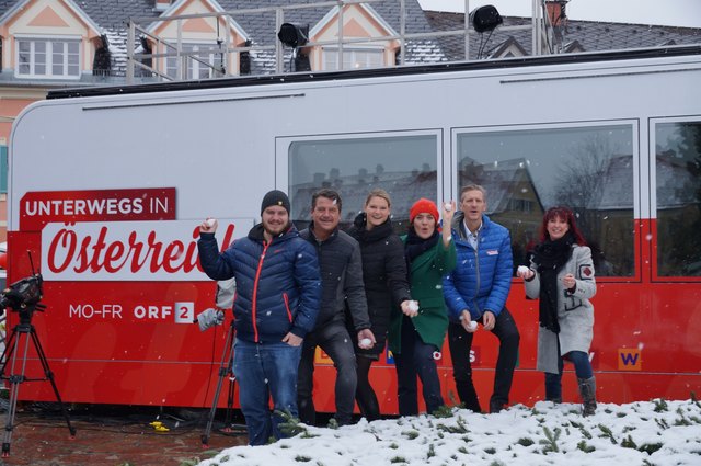 Und los geht's: Simon Michl, Heribert Sagmeister, Elisabeth Korbe, Eva Pölzl, Oliver Zeisberger und Susi Veronik nehmen Stellung auf für eine erfrischende Schneeballschlacht vor dem Tourbus.