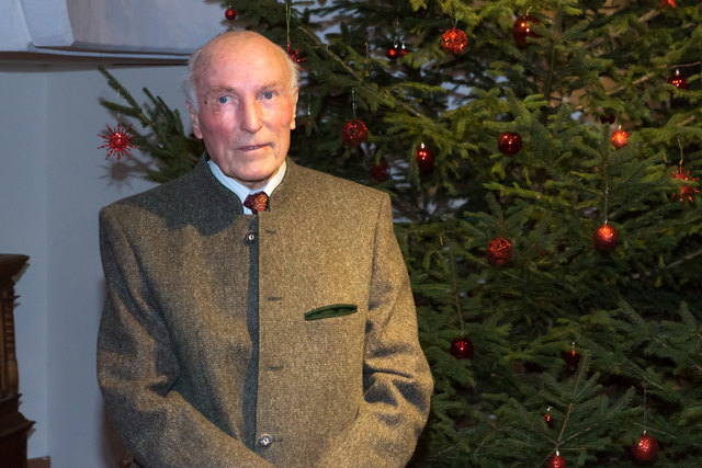 Alfred Pohler wartet mit einigen Anekdoten zu den Bildern auf