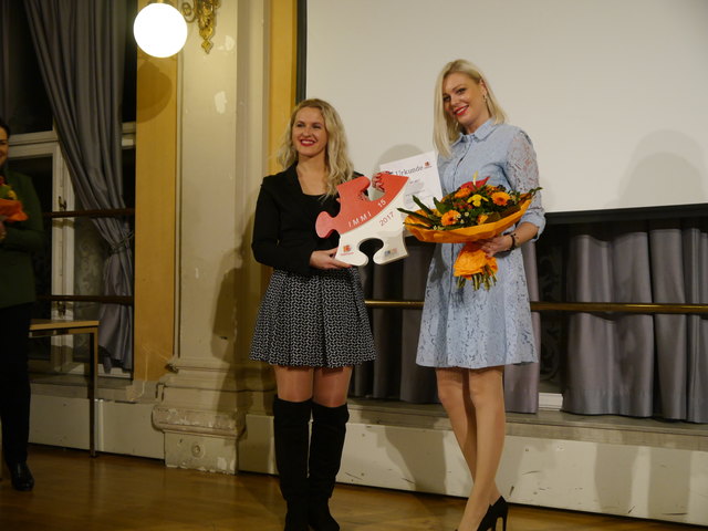 Katharina Franke und Bojana Ristanovic wurden mit dem "IMMI 15", dem Integrationspreis des Bezirks, ausgezeichnet.