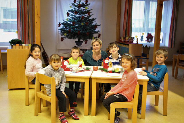 Festliche Stimmung schon jetzt im Kindergarten Reisenberg: Mit Leiterin und Nikolo-Fan Alexandra Haderer basteln und malen. | Foto: KiGa Reisenberg
