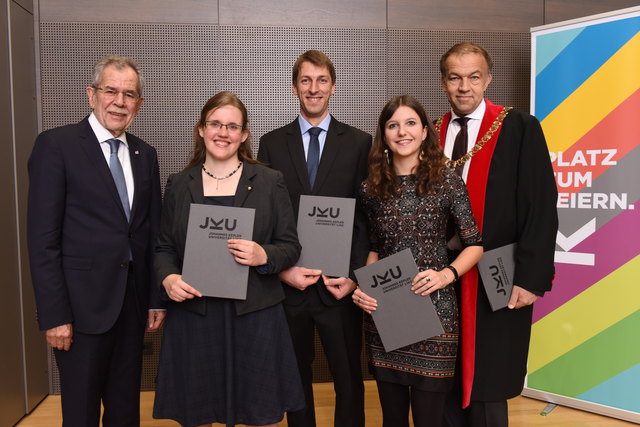 Bundespräsident Alexander Van der Bellen, die Ausgezeichneten - Johanna Novacek, Peter Gangl und Helene Anna Ranetbauer - sowie Rektor Meinhard Lukas | Foto: JKU