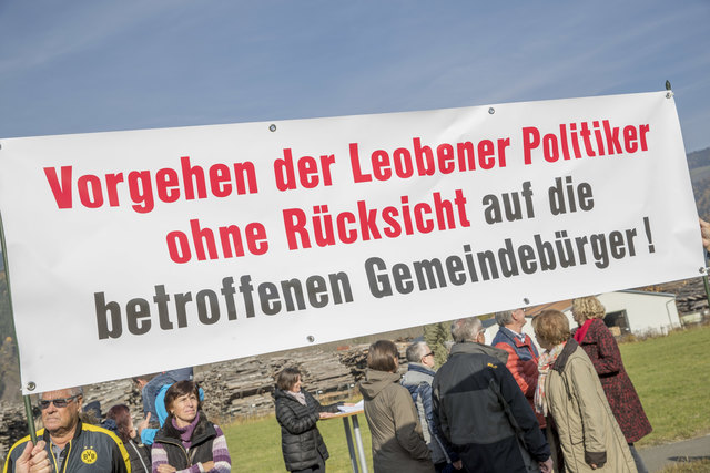 Leoben, Oesterreich,04.11.2017,Chronik. Bild zeigt ein Feature von der Demo gegen ein Krematorium in Niklasdorf.  | Foto: www.klauspressberger.com