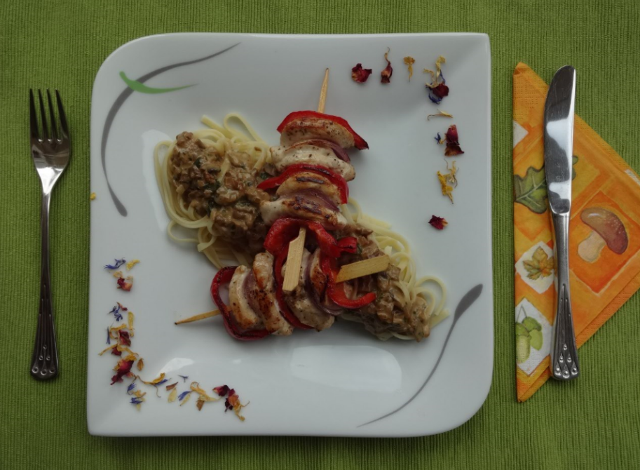 Gebratene Hühnerspieße mit Steinpilzcreme auf Bandnudeln