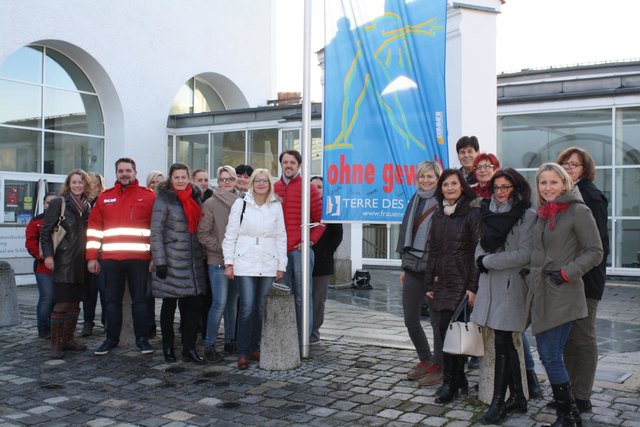 Stadt Schärding, Frauenhaus Innviertel, Frauennetzwerk 3 und Gewaltschutzzentrum hissten am 28. November 2017 eine Fahne gegen Gewalt. | Foto: Stadtgemeinde Schärding