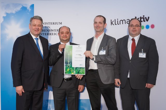 Umweltminister Rupprechter (links) überreicht Urkunde an die Vertreter energieeffizienter Unternehmen: Daniel Campanella (Energiebeauftragter), Gerald Stark (Betriebsleiter), Manfred Daffinger (Techn. Leiter) | Foto: KK/Merck