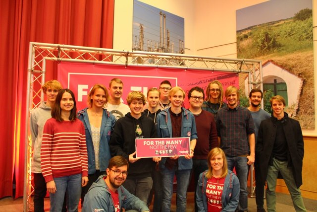 "Für viele, nicht für Wenige": Die Jung-Sozialisten aus dem Bezirk Scheibbs besuchten die 40. Landeskonferenz. | Foto: Sozialistische Jugend Bezirk Scheibbs