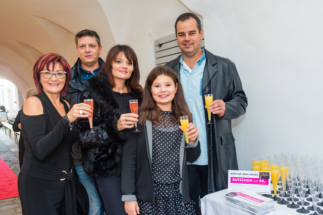 Trude Schikola (li.) mit ihrer Familie. | Foto: Foto: privat
