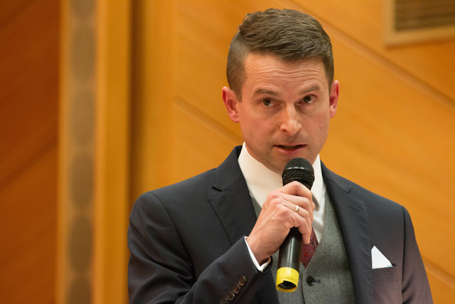 Dr. Reinhard Forster führt auf charmante Art durch den Konzertnachmittag