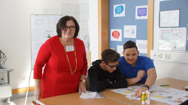Schulleiterin Emilie Toppel mit Schüler