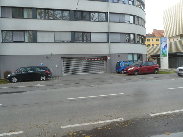 Tor zu und Licht aus - wie es sein soll - außerhalb der Betriebszeiten :-)