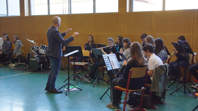 Hannes Schmid mit dem Schulorchester.