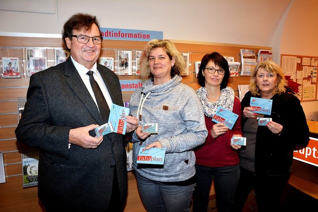 Vizebürgermeister Ing. Franz Gunacker und die Damen von der Tourismusinformation Elvira Sulzer, Daniela Schindele und Ingrid Krippel präsentieren die LUP-Ticket-Aktion. | Foto: Corina Muzatko