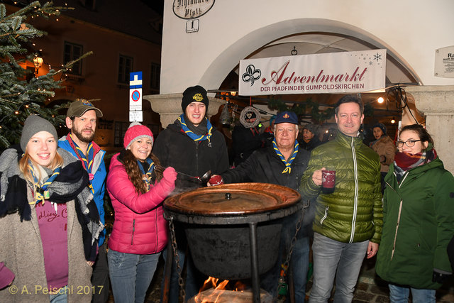 Vizebürgermeister Jörgen Vöhringer (2. vr) und GGR Walter Promitzer (3. vr) ließen sich den Kesselpunsch der Gumpoldskirchner Pfadfinder schmecken.