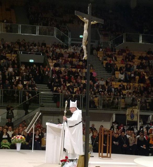 Der neue Innsbrucker Bischof Hermann Glättler in der Olympiahalle