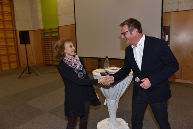 Auch über das Treffen mit seiner ehemaligen Professorin Katharina Ulbrich freute sich Robert Hartlauer offensichtlich! | Foto: Hartlauer