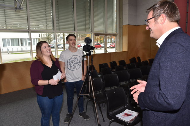 Das Schülerzeitungsteam nutzte die Gelegenheit für ein kurzes Interview mit dem Topunternehmer | Foto: Hartlauer