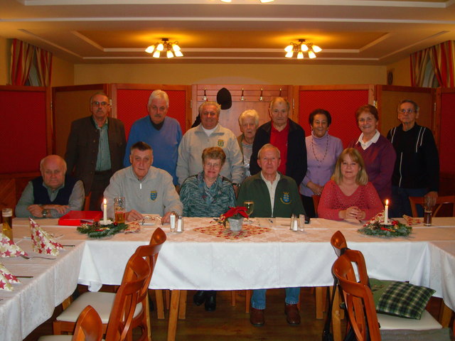 1. Reihe von links: Josef Kolinsky, Josef Neureiter, Brigitta Steinhauser, Obm.Stv. Manfred Leidenfrost, Brigitta Wesely
2. Reihe v.l. Karlheinz Piringer, Leopold Aschauer, Rudolf und Aloisia Amon, Karl Steinhauer, Gertraud Smejkal, Therese Leidenfrost, Kurt Smejkal | Foto: privat