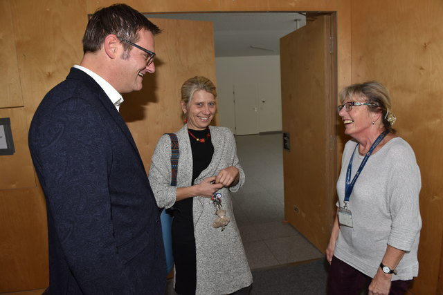 Robert Hartlauer,  Dir. Ute Wiesmayr und Prof. Christine Scherhammer (ehemalige Klassenvorständin von RH) | Foto: Hartlauer