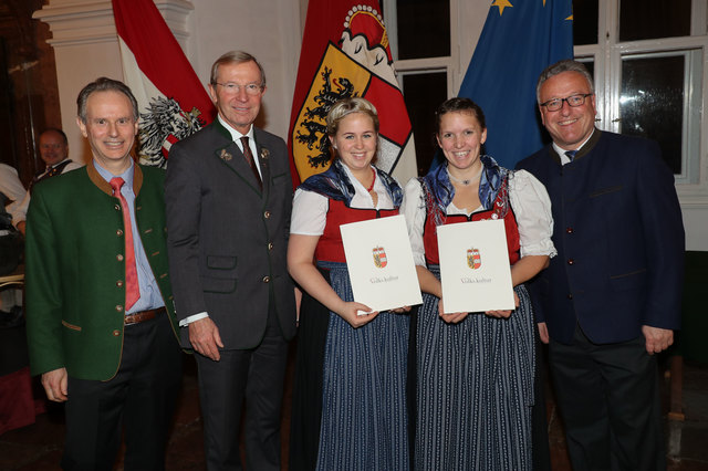 Verdienste um die Salzburger Volkskultur: Landeshauptmann Wilfried Haslauer und Landesrat Heinrich Schellhorn bei der Überreichung des Volkstanzleistungsabzeichens an Anna Junger aus Piesendorf und Eva-Maria Radacher aus Gries. Weiters im Bild Wolfram Weber (links) | Foto: Franz Neumayr