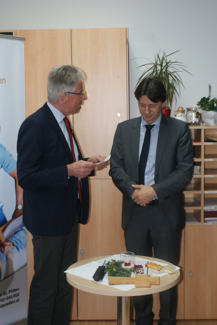 Johannes Hofmarcher mit Bezirkshauptmann Johann Seper.