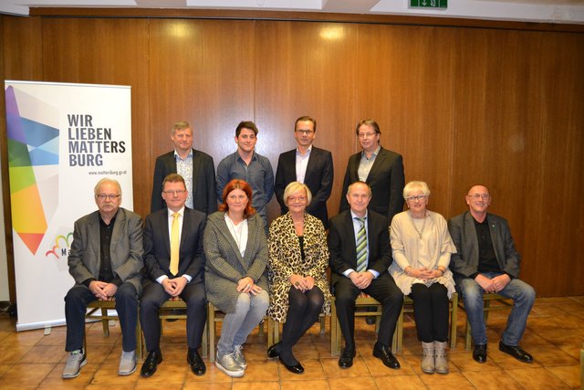 Bgm. Ingrid Salamon mit den bei der Ehrung anwesenden ehemaligen Gemeinderäten. | Foto: Mattersburg