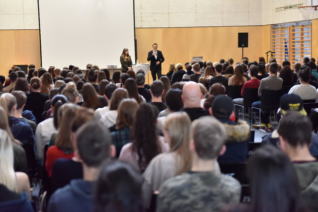 Der Festsaal war bis auf den letzten Platz gefüllt... | Foto: Hartlauer