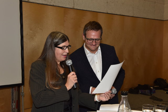 Prof. Michaela Frech "konfrontierte" Robert Hartlauter mit seinem Maturazeugnis, u.a. jeweils ein Gut in Italienisch,  Betriebswirtschaft und sogar Mathematik! | Foto: Hartlauer