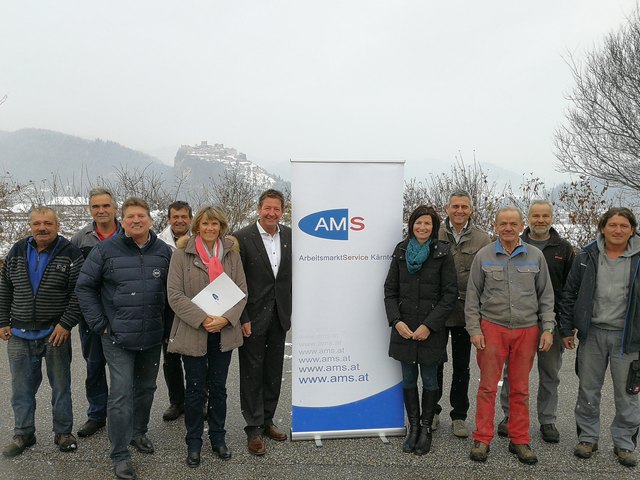 Bürgermeister Josef Müller (links neben dem Rollup) und Helena Wutscher-Grünwald vom AMS (links) beim Abschluss des Projektes | Foto: Gemeinde Griffen
