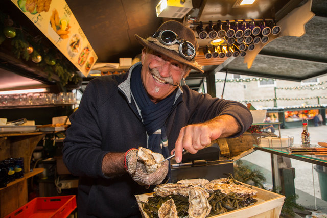 Kulinarik am Salzburger Christkindlmarkt Foto: Mike Vogl - VOGL-PERSPEKTIVE.AT -  30.11.2017 Frische Austern gibts bei Hannes AIcher am Stand von Kneidl - Fisch & mehr
