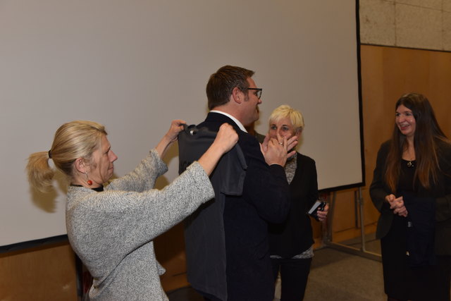 Dir. Ute Wiesmayr bei der Anprobe des HAK T-Shirts, das als Gastgeschenk an Robert Hartlauer ging | Foto: Hartlauer