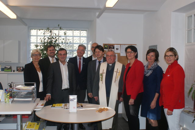 Die Scheibbser Bürgermeisterin Christine Dünwald, Caritas-Direktor Hannes Ziselsberger, Landtagsabgeordneter Anton Erber, Regionalleiter Johannes Hofmarcher, Bereichsleiter Familie und Pflege Karl Enghauser, Bezirkshauptmann Johann Seper, Pfarrer Karl Hasengst, Gamings Bürgermeisterin Renate Gruber, Regionalleiter-Stellvertreterin Gertrude Ehrgott und Einsatzleiterin Gabriela Zoufal.