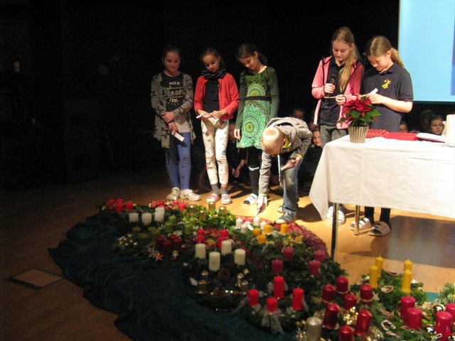 Bei den Fürbitten wurden die Kerzen angezündet