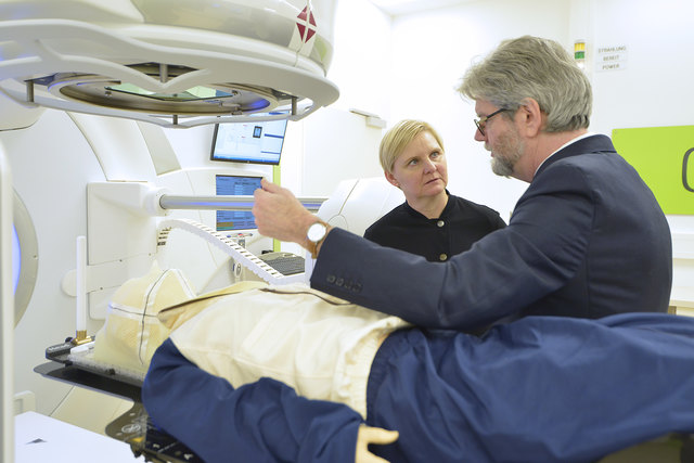 Der Leiter des Zentrums Tomas-Hendrik Knocke-Abulesz erklärt Stadträtin Sandra Frauenberger bei der Eröffnung die Funktionsweise der neuen Geräte. | Foto: Alexandra Kromus / PID