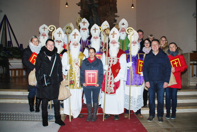 Die Nikoläuse mit ihren Begleitpersonen und Christoph More in der Stadtpfarrkirche