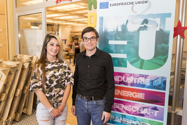 Hatice Yilmaz, ehemalige Teilnehmerin der Produktionsschule LEA mit Reinhard Rausch, Projektleiter der Produktionsschule LEA (v.l.).