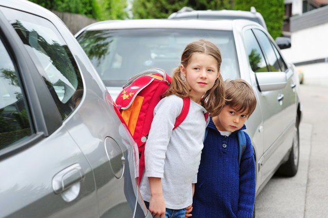 Ausgebremst dank Bremsschwellen? Gerade vor Schulen ist äußerste Vorsicht geboten.