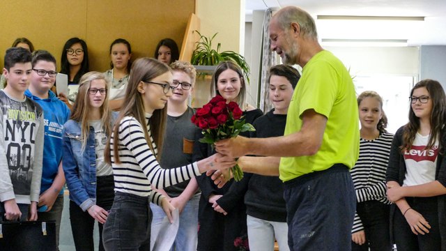 Schüler der NMS Rohrbach bedanken sich bei Herrn Schulrat Lanzerstorfer Roland