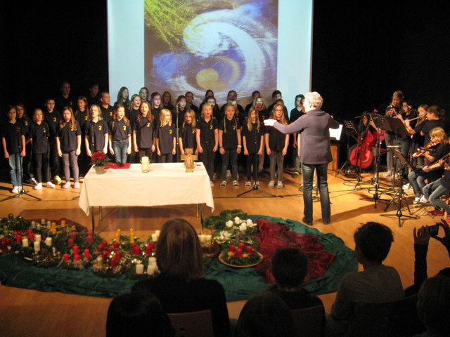 Die 1ab Klassen der Neuen Musik-Mittelschule Weiz umrahmten die Adventkranzsegnung musikalisch