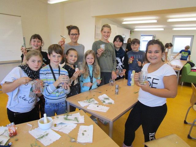 Wie man aus Kräutern köstliches Kräutersalz und Säfte zubereitet, erfuhren die Kids der Nachmittagsbetreuung am Alten Gymnasium.