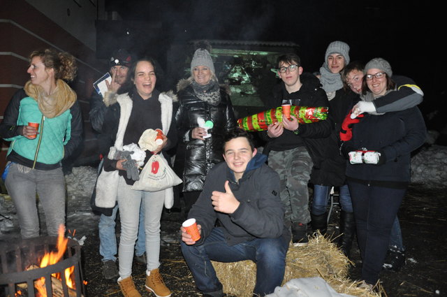 Ausgelassene Stimmung bei den Bewohnern und Betreuern der WG "Cowota". Die Überraschung für das KEC-Team ist gelungen | Foto: KK