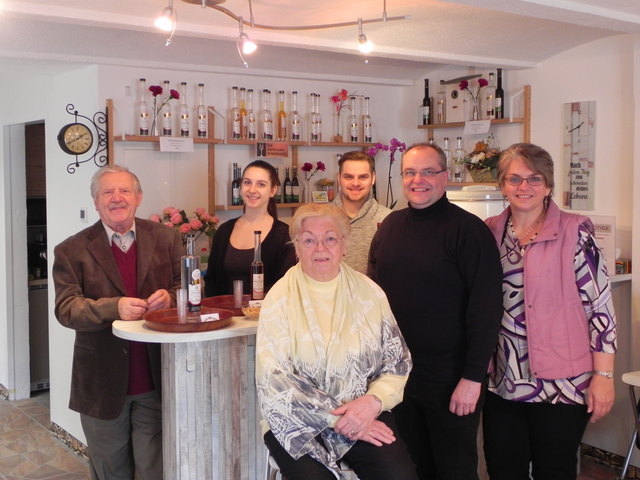 Eine Familie hilft zusammen: Vater Heinz Stainer, Tochter Sabine, Mutter Doris Stainer, Sohn Hannes, Gatte Herbert und Brigitte Bürger | Foto: Bürger