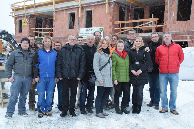 Gerade noch rechtzeitig vor der Winterpause kam man beim Generationenhaus in Bernstein zur Gleichenfeier zusammen.