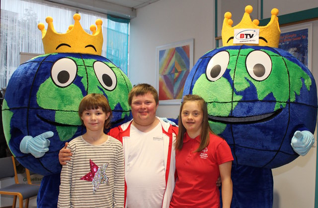 „Mo” mit seiner Namensgeberin Verena Leisch und den Sportlern Andreas Hackl und Anna-Sophie Friedl (v.l.), die bei der Auswahl des Maskottchens mitgewirkt haben.